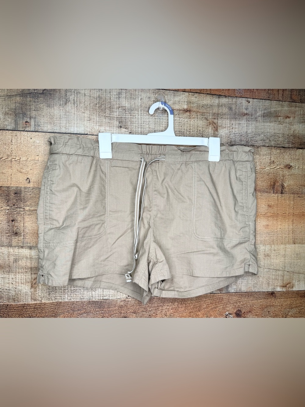The North Face Women’s shorts XL beige outdoors hiking active